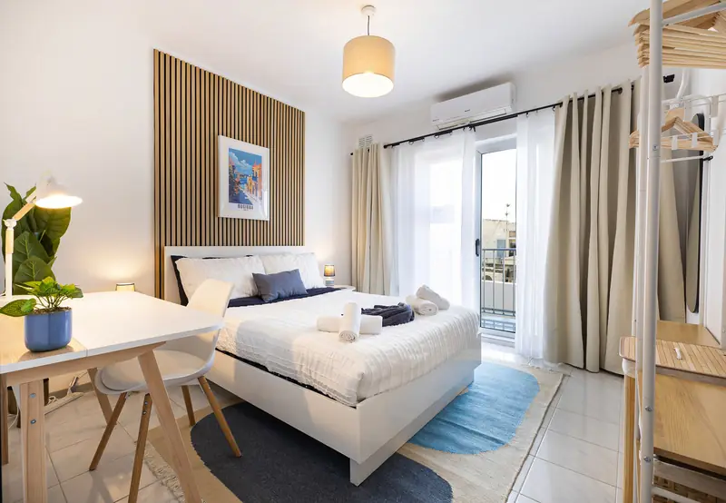 Double bedroom with a desk and balcony